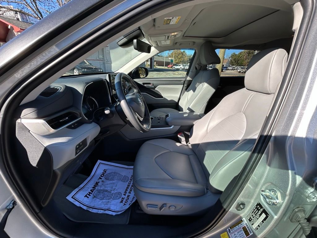 Used 2023 Toyota Highlander XLE image 28