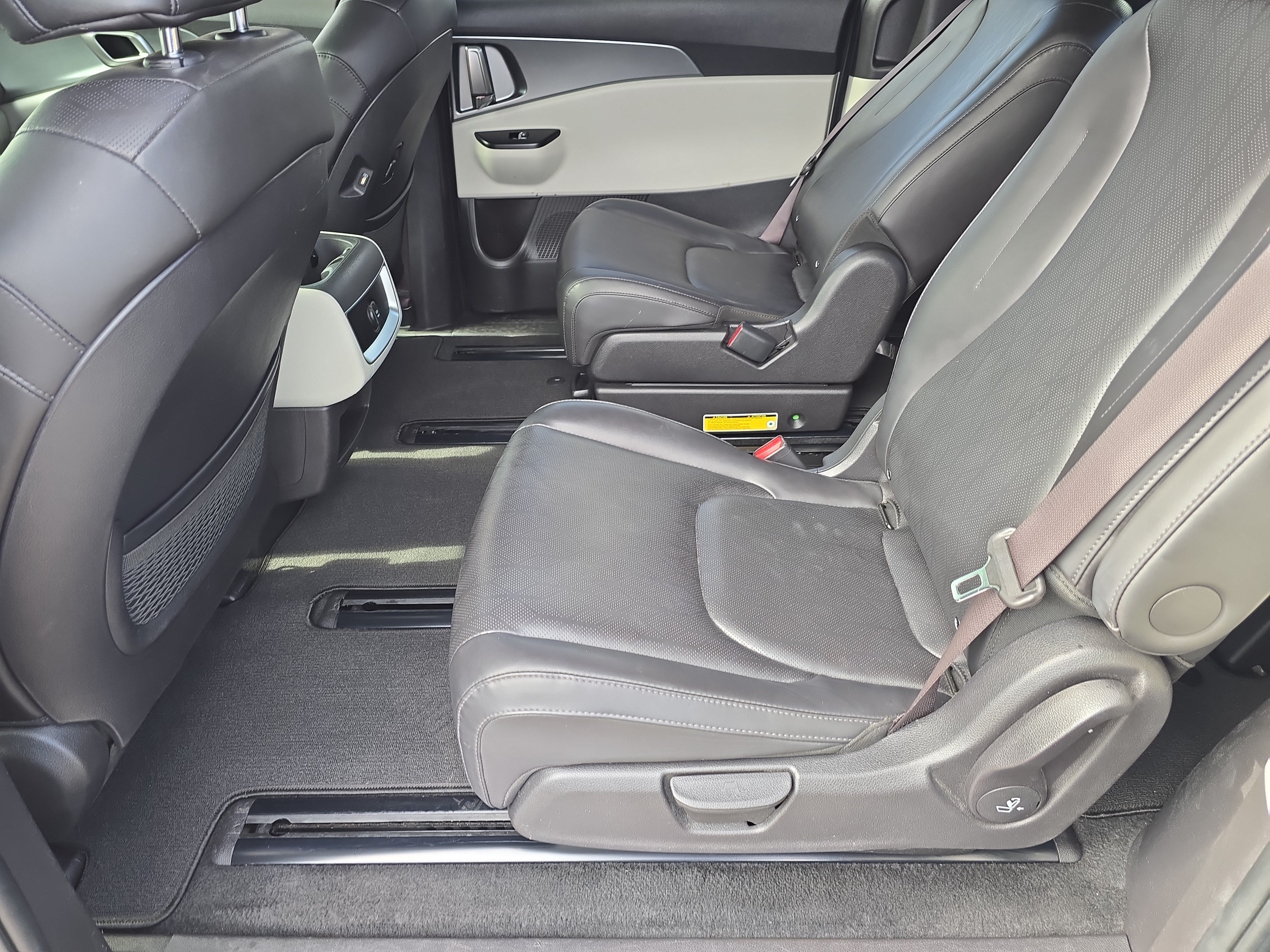 Used 2023 Kia Carnival LX FWD image 16