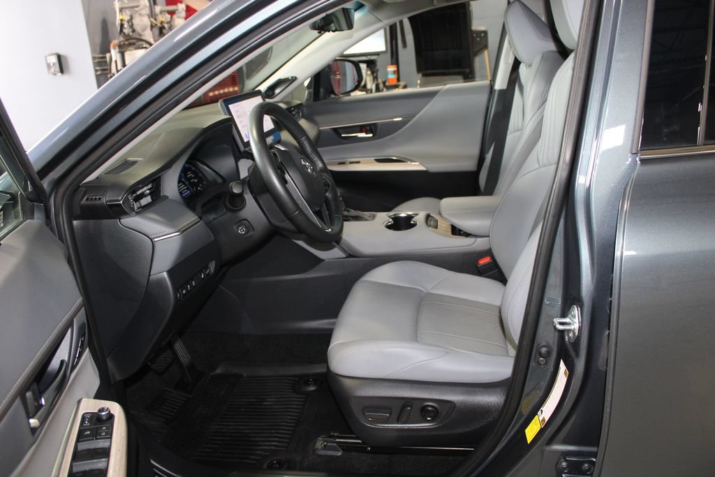 Used 2024 Toyota Venza Limited AWD/4WD image 9