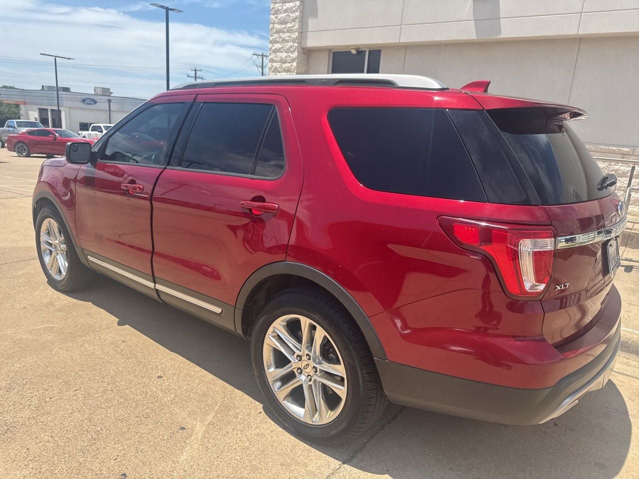 Used 2017 Ford Explorer XLT w/ Equipment Group 202A AWD/4WD image 6