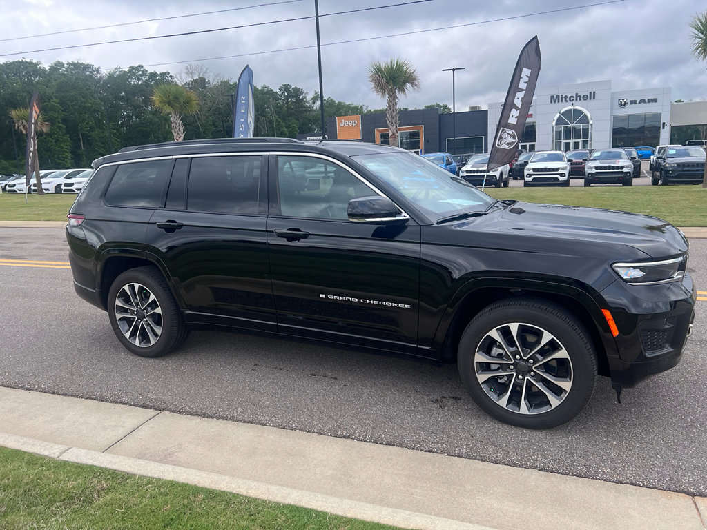 Certified 2025 Jeep Grand Cherokee L Overland w/ Advanced Protech Group III AWD/4WD image 4