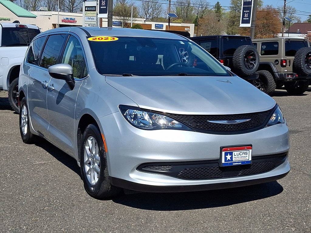 Used 2023 Chrysler Voyager LX FWD image 2