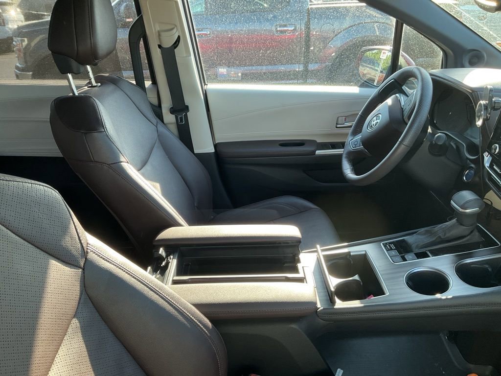 Used 2024 Toyota Sienna Platinum image 4