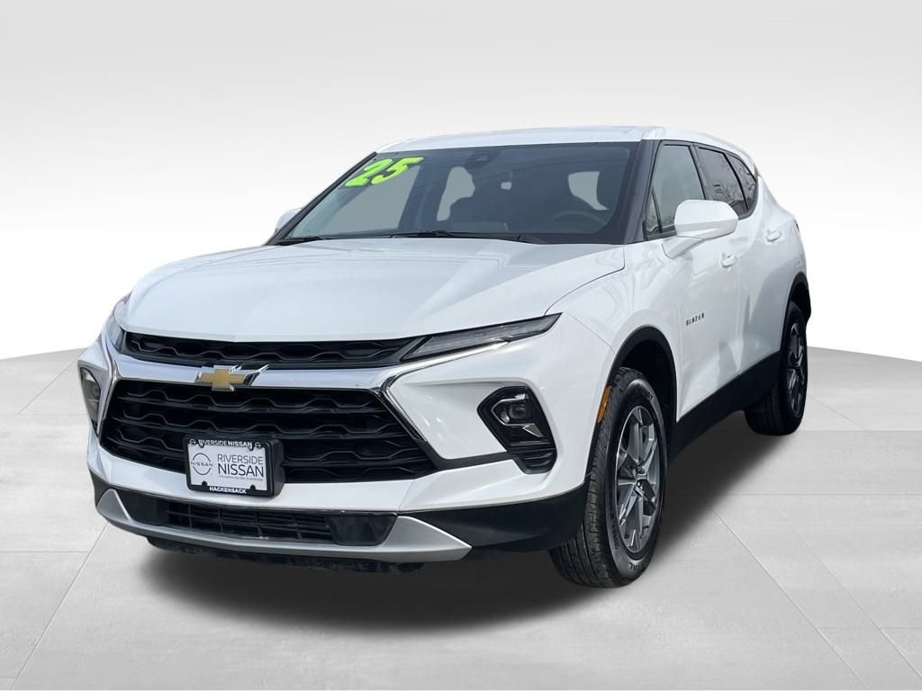 Used 2025 Chevrolet Blazer LT AWD/4WD image 2