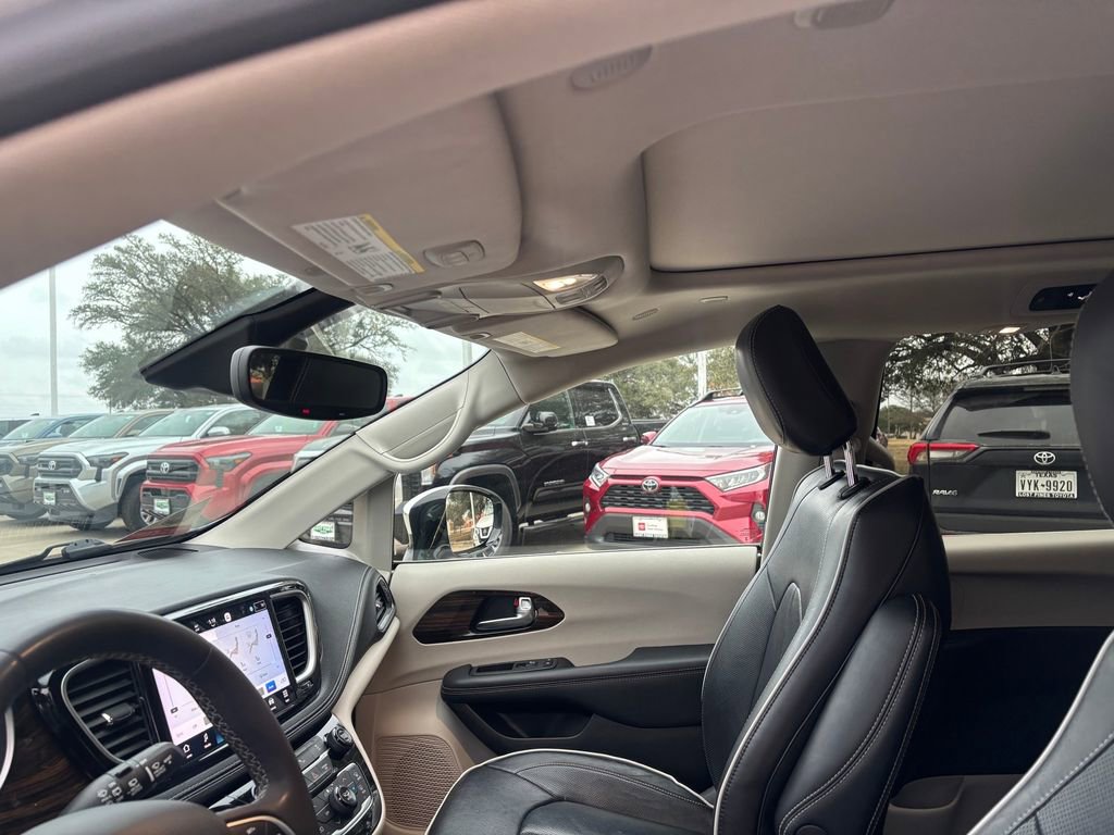 Used 2023 Chrysler Pacifica Limited image 10