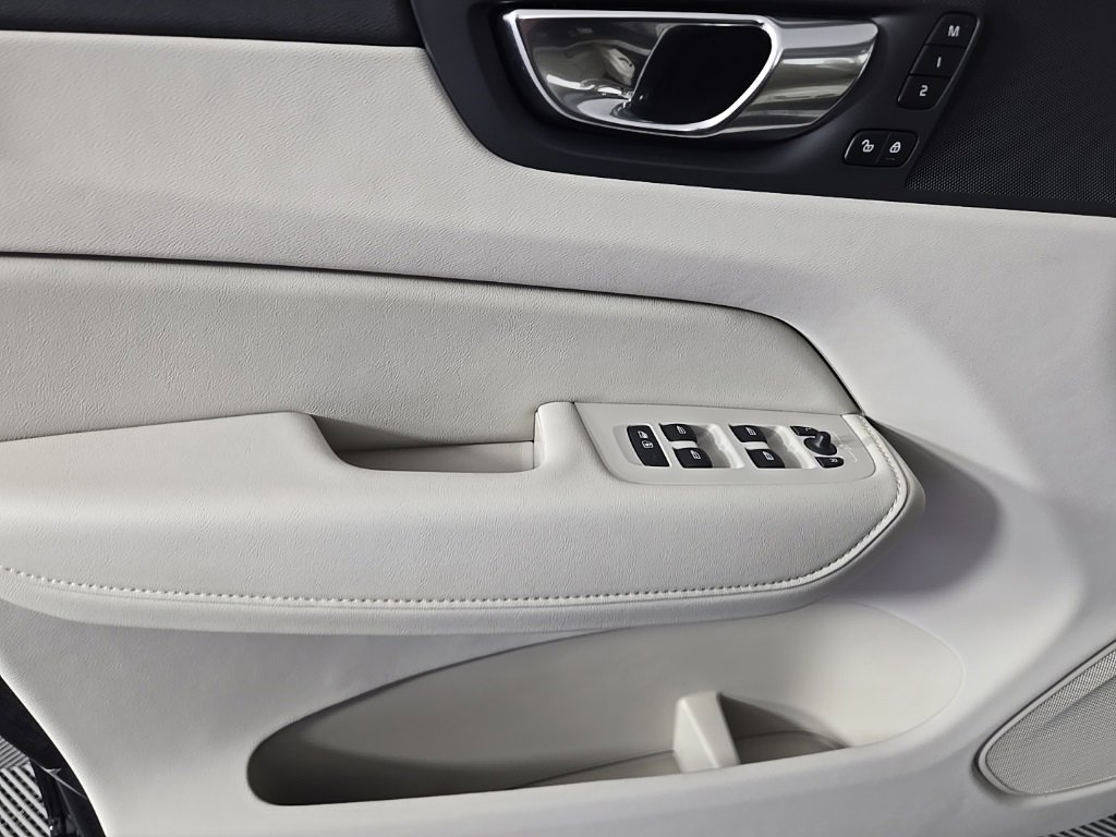 Certified 2025 Volvo XC60 T8 Plus w/ Protection Package Premier image 21