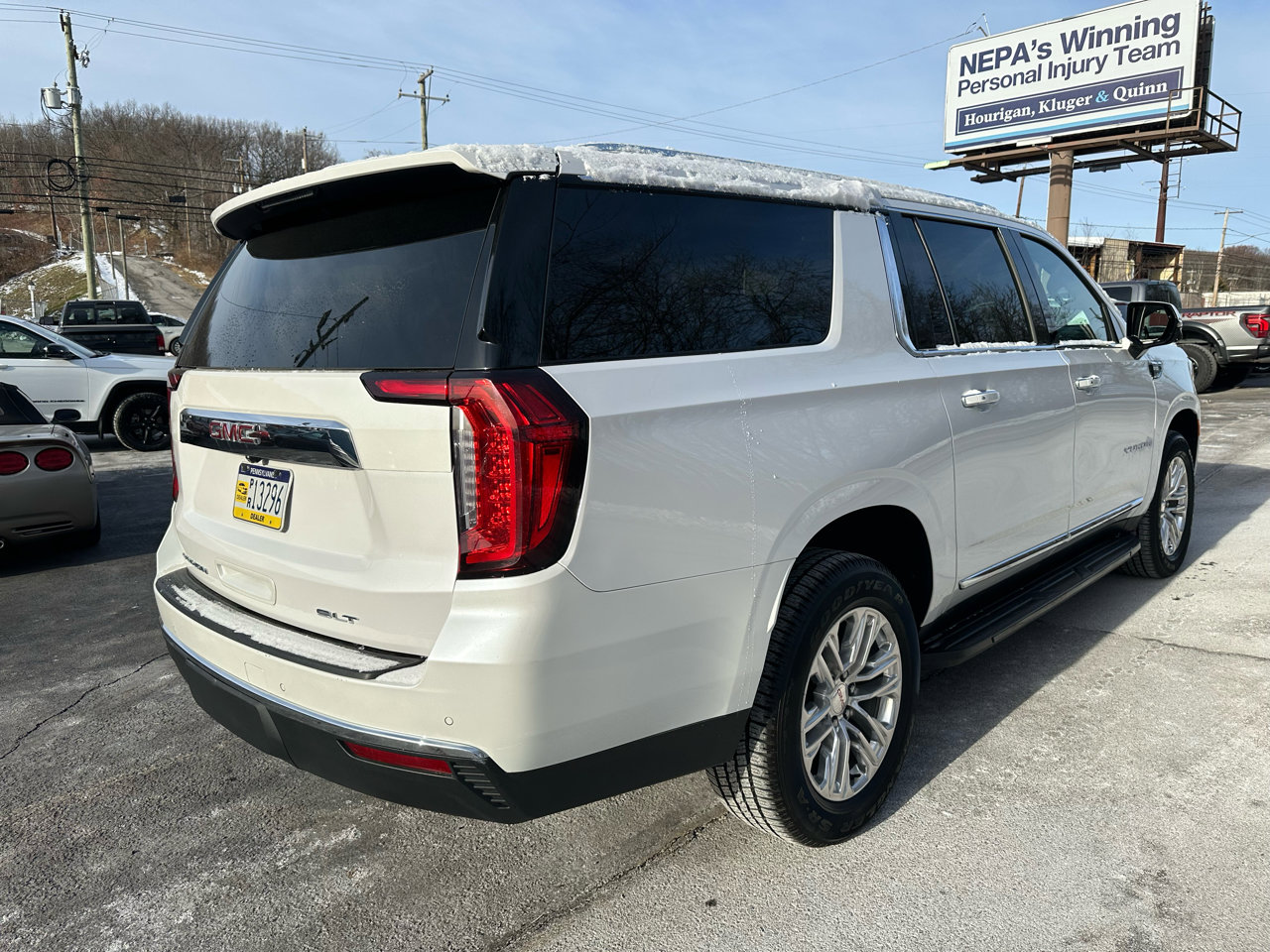 Used 2023 GMC Yukon XL SLT w/ SLT Luxury Package image 5