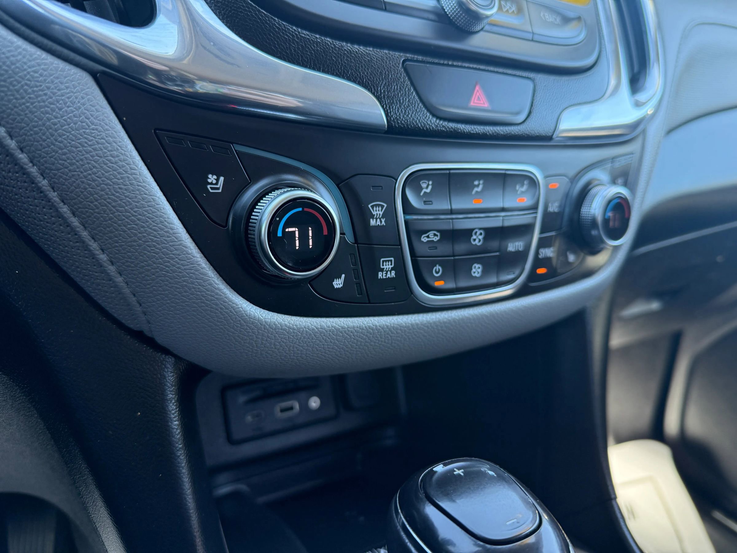 Used 2019 Chevrolet Equinox Premier image 32