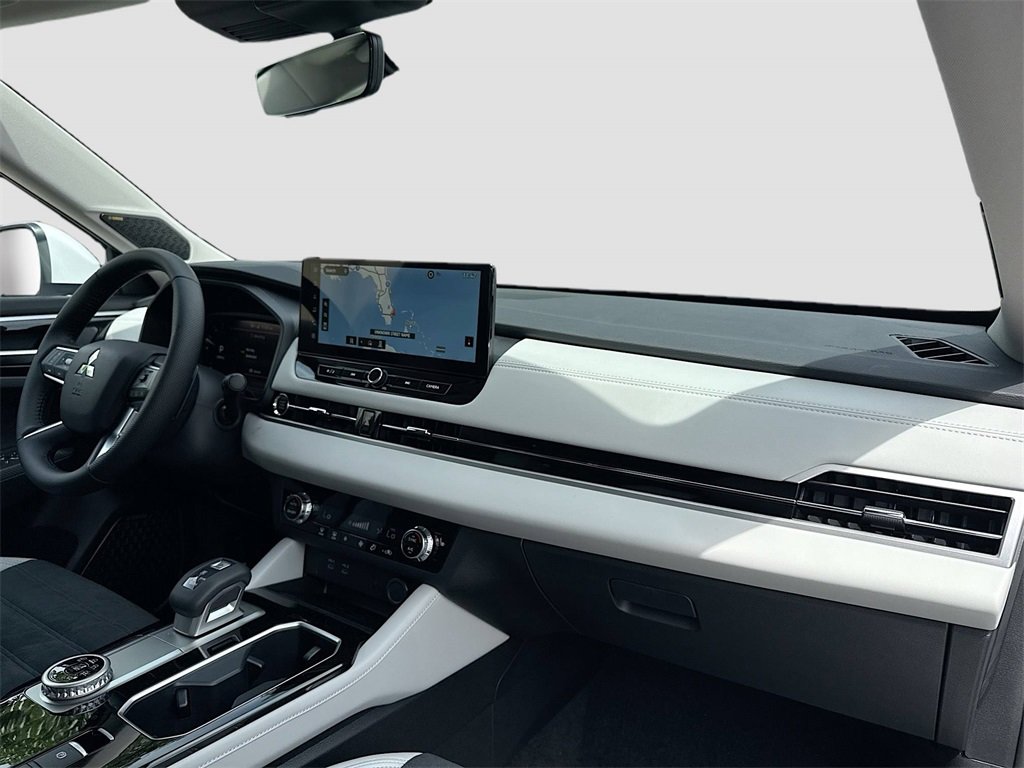 New 2025 Mitsubishi Outlander SE image 32