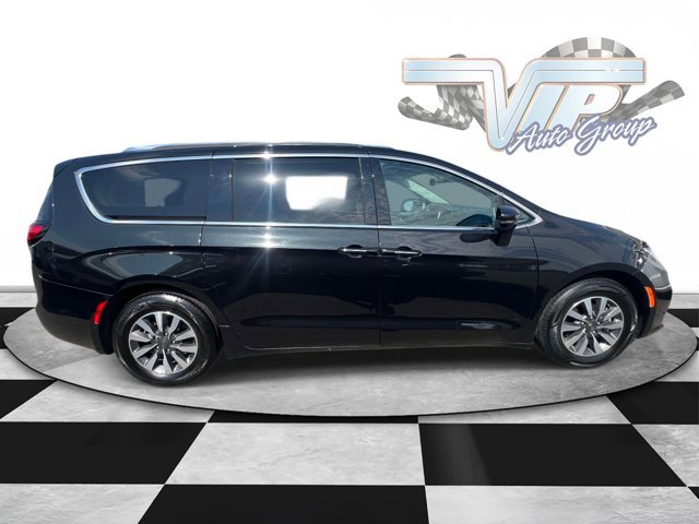 Certified 2021 Chrysler Pacifica Touring-L w/ Uconnect Theater Family Group FWD image 3