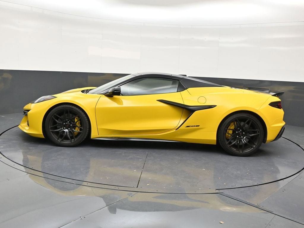 Used 2025 Chevrolet Corvette Z06 w/ Stealth Interior Trim Package RWD image 2