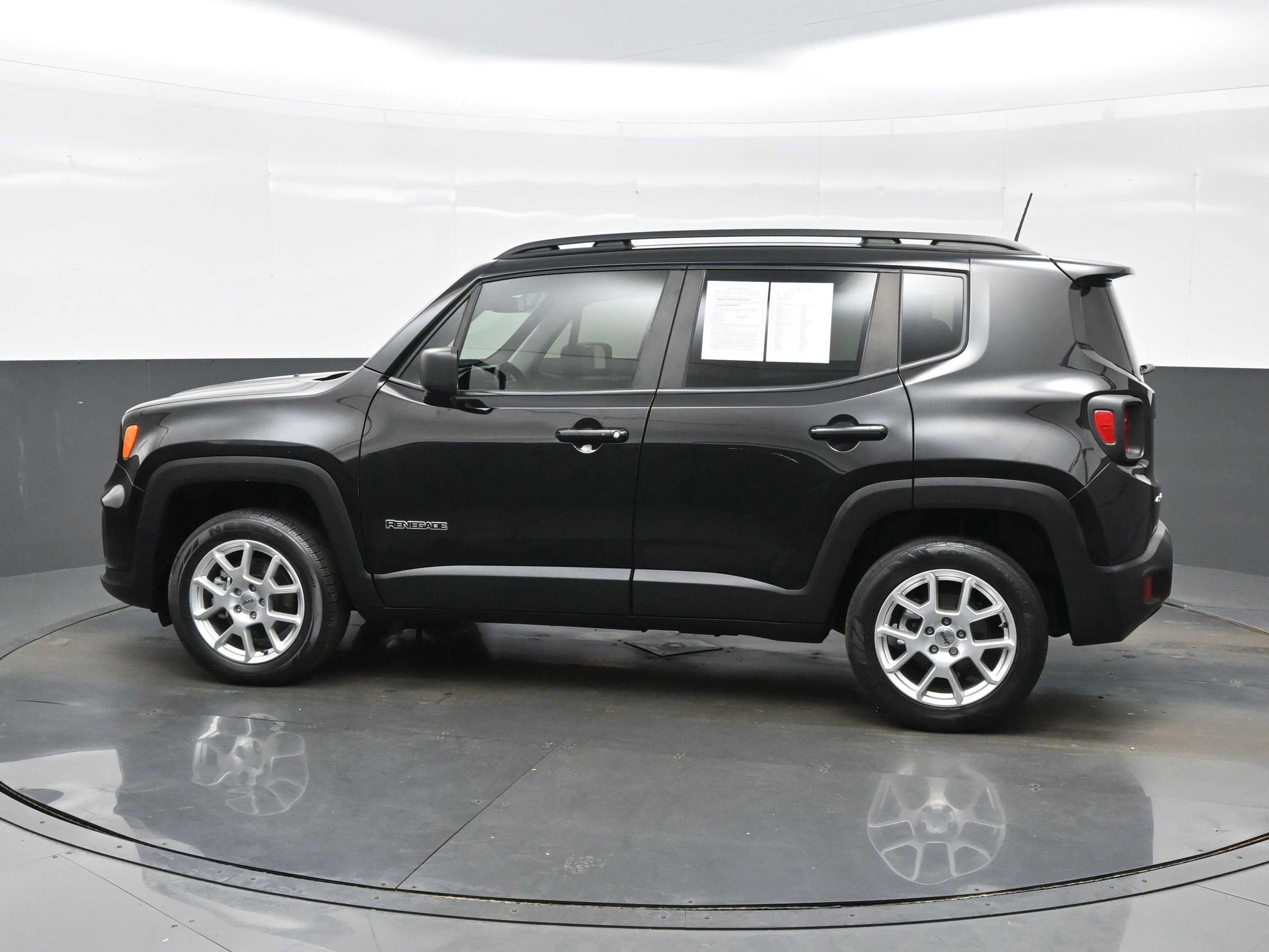 Used 2022 Jeep Renegade Latitude AWD/4WD image 3