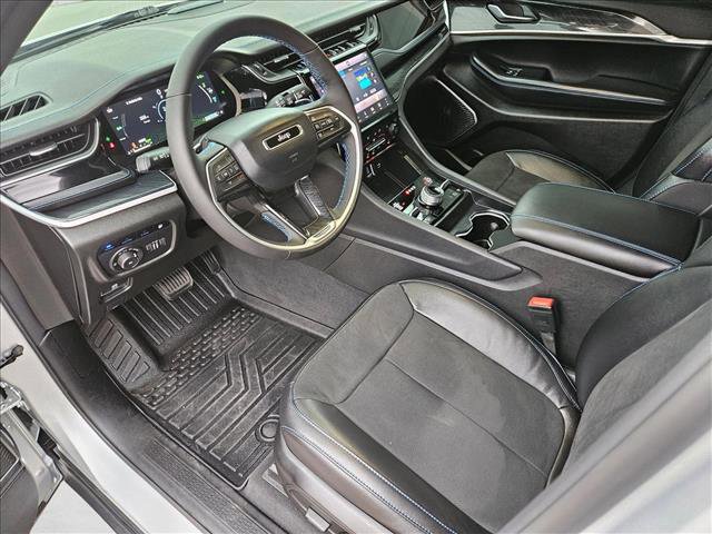 Used 2025 Jeep Grand Cherokee Trailhawk w/ Luxury Tech Group III image 9