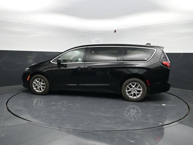 Used 2024 Chrysler Pacifica Touring-L FWD image 4