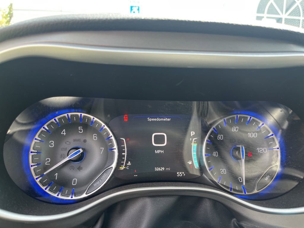 Used 2023 Chrysler Pacifica Touring-L FWD image 4