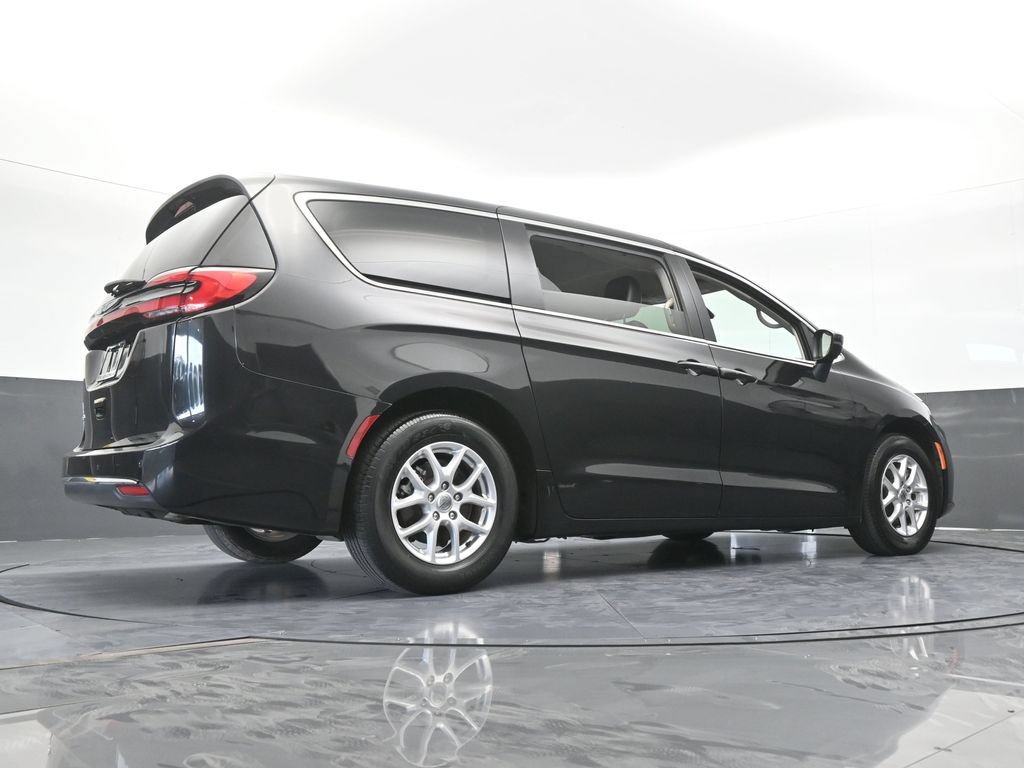 Used 2023 Chrysler Pacifica Touring-L FWD image 58