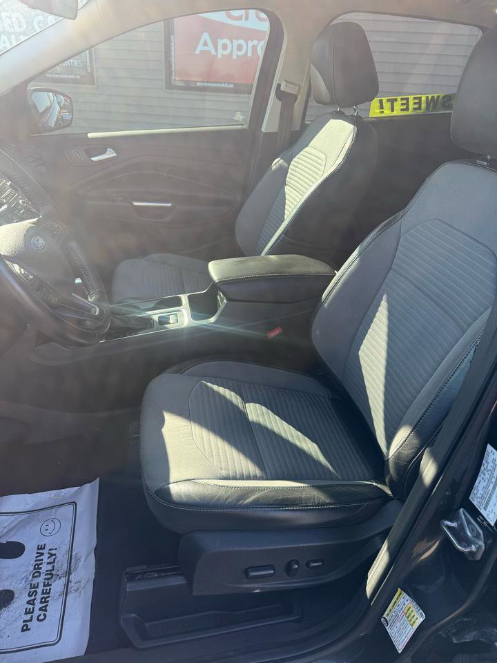 Used 2017 Ford Escape SE w/ SE Sport Appearance Package image 9