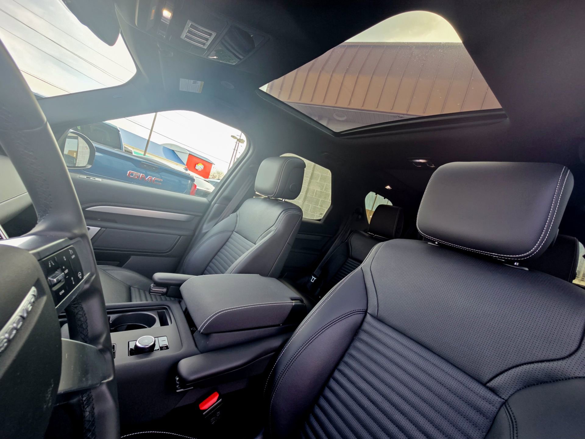 Used 2025 Land Rover Discovery Dynamic SE AWD/4WD image 20