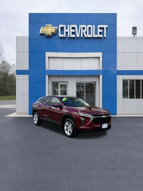 Used 2024 Chevrolet Trax LS w/ LS Convenience Package FWD image 3