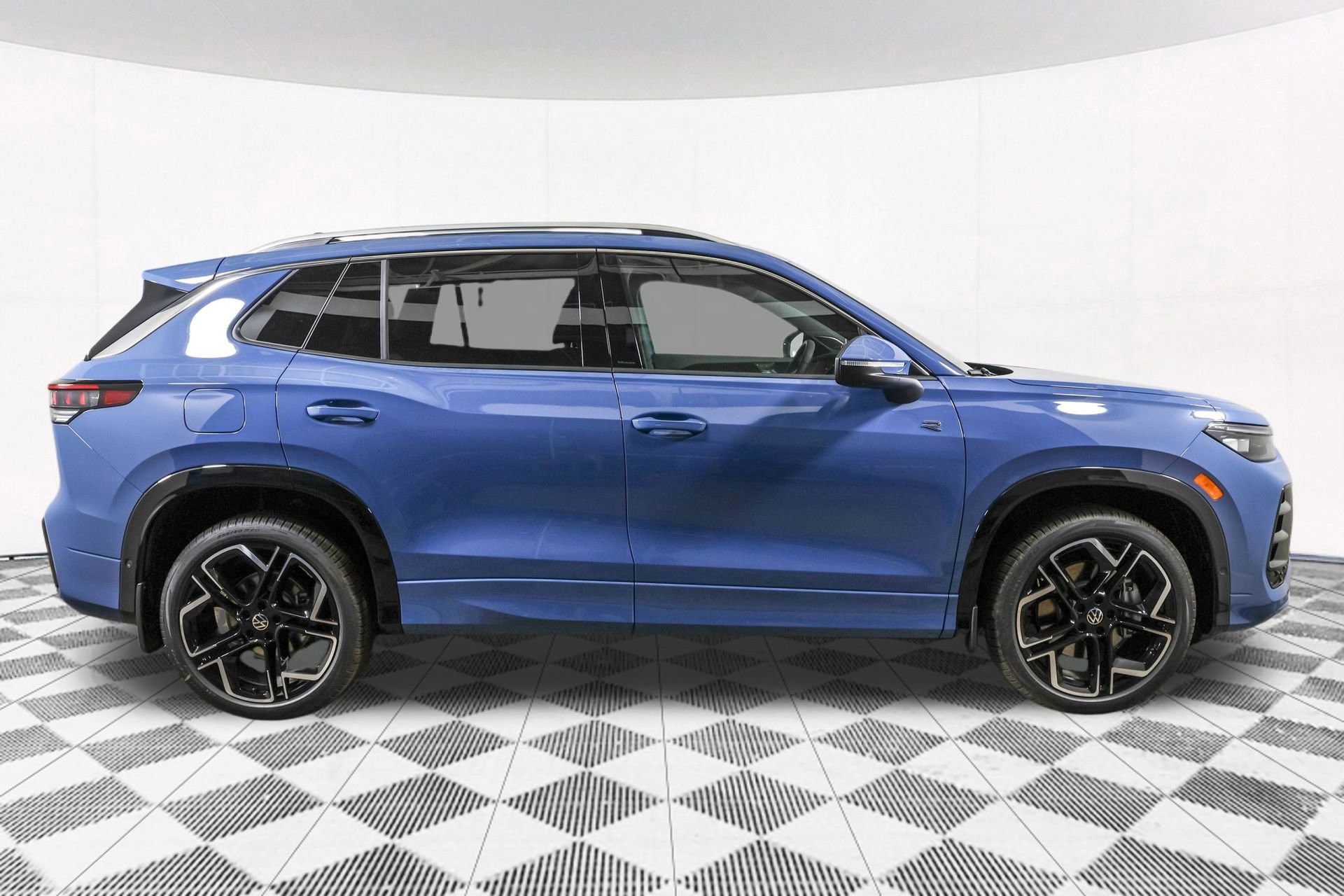 New 2026 Volkswagen Tiguan SEL R-Line AWD/4WD image 11