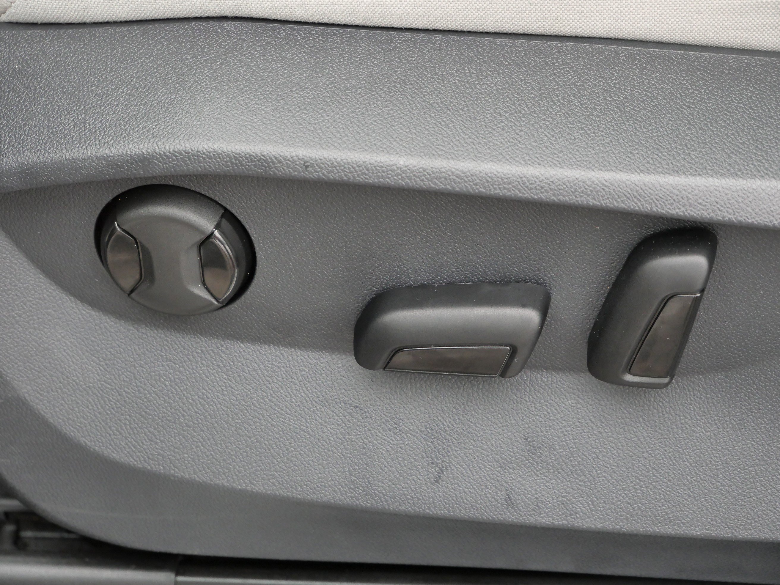 Certified 2023 Volkswagen Tiguan SE R-Line image 20