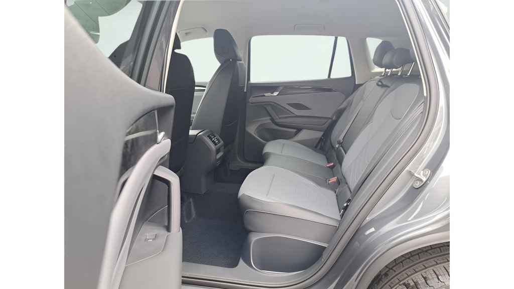New 2025 Volkswagen Tiguan SE FWD image 10