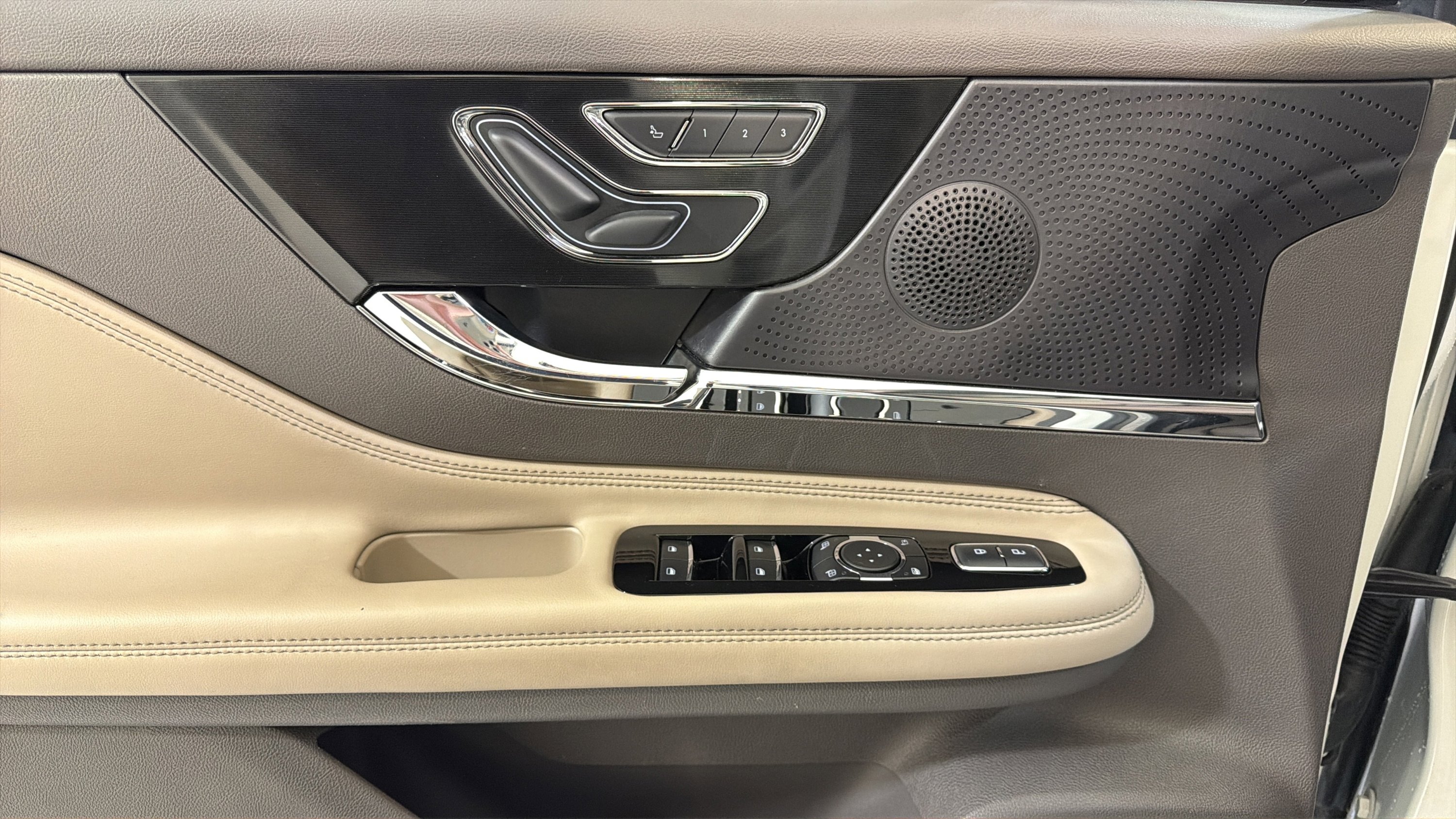 Used 2024 Lincoln Corsair Reserve FWD image 11