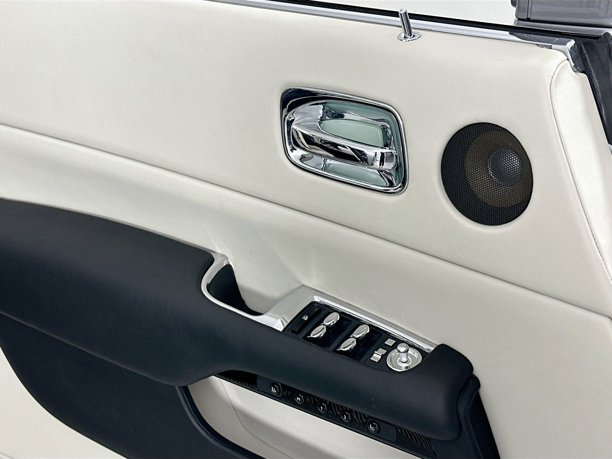 Certified 2016 Rolls-Royce Dawn image 18