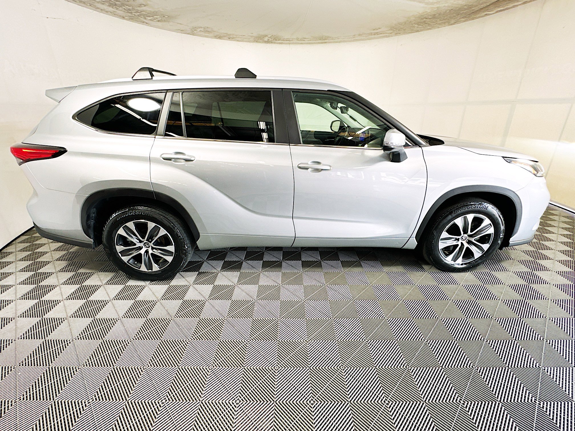 Used 2023 Toyota Highlander XLE FWD image 2
