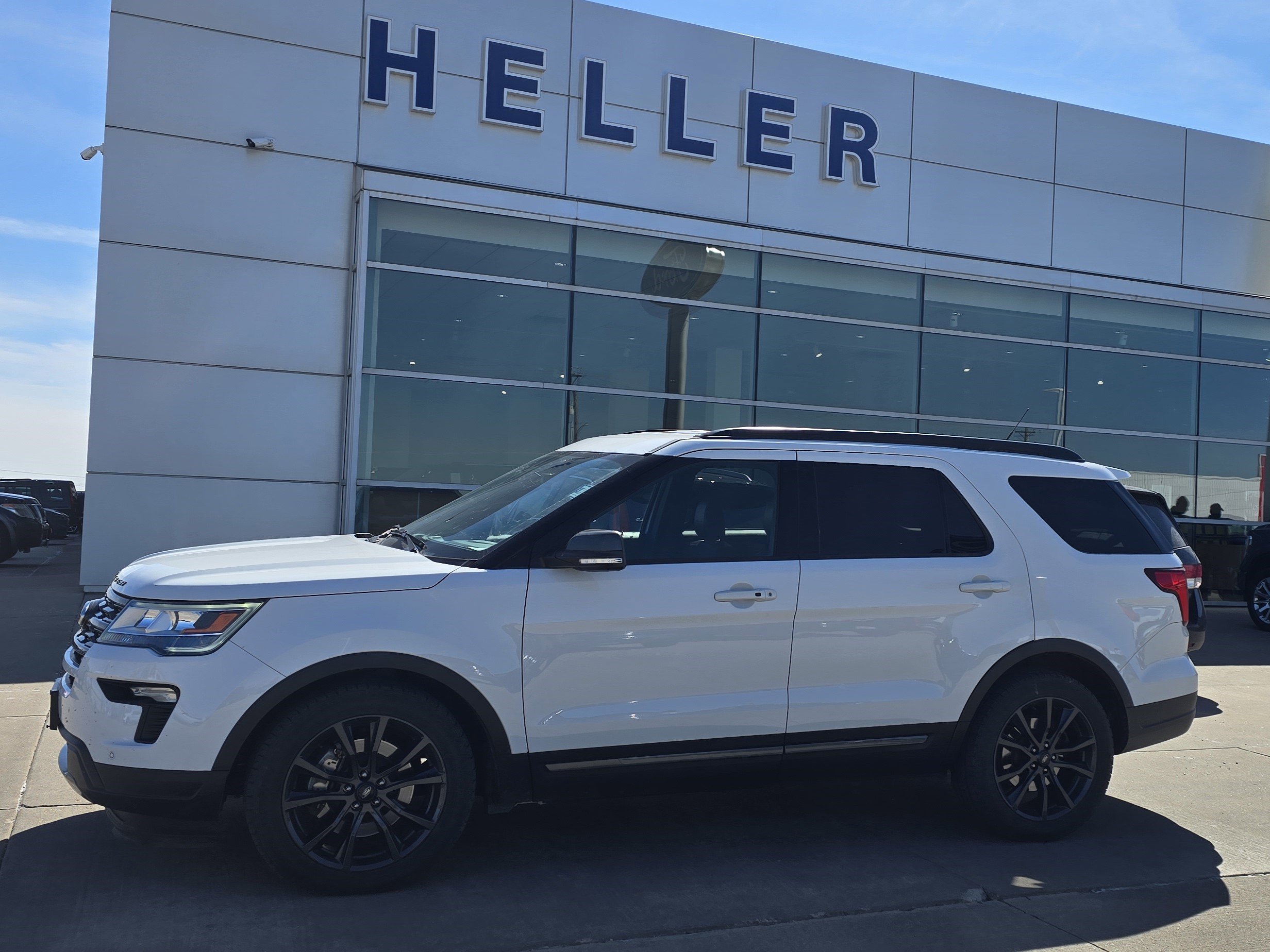 Used 2018 Ford Explorer XLT w/ Equipment Group 202A image 3