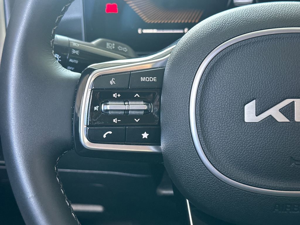Used 2025 Kia Sorento S image 4