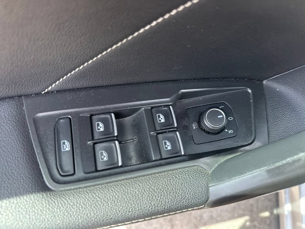 Used 2023 Volkswagen Tiguan SE w/ Panoramic Sunroof Package FWD image 24