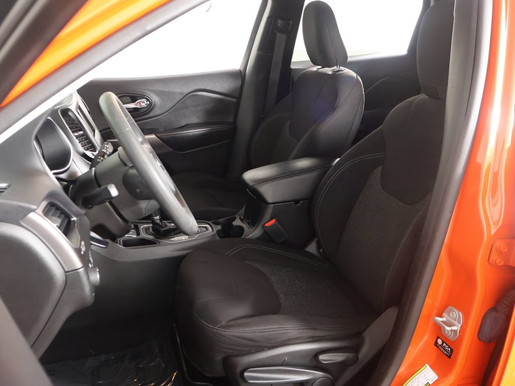 Used 2021 Jeep Cherokee Latitude FWD image 25