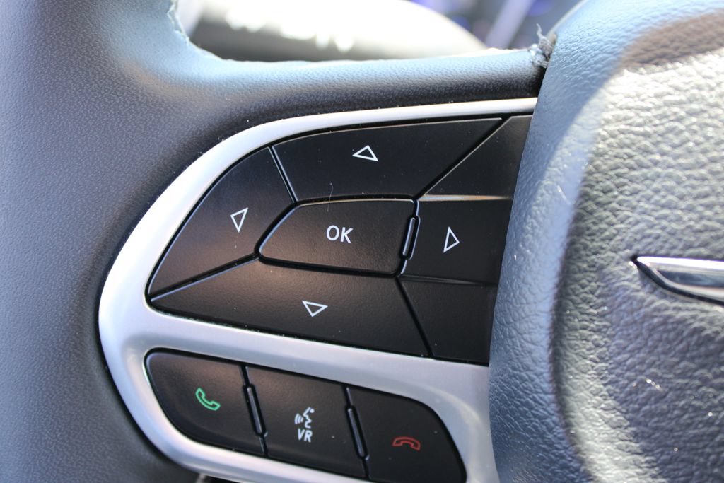 Used 2025 Chrysler Pacifica Select FWD image 36