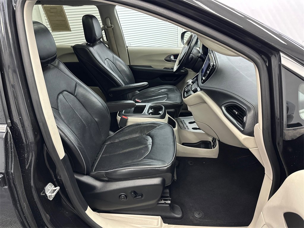 Used 2017 Chrysler Pacifica Limited w/ UConnect Theater Package image 15