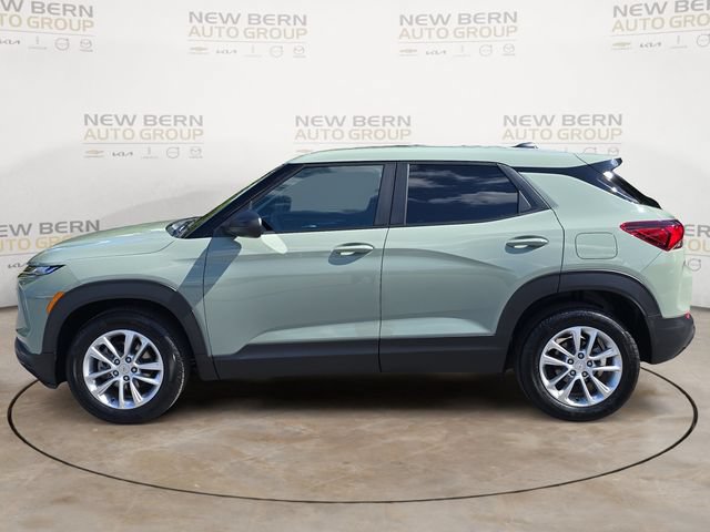Used 2025 Chevrolet TrailBlazer LS w/ LS Convenience Package FWD image 2