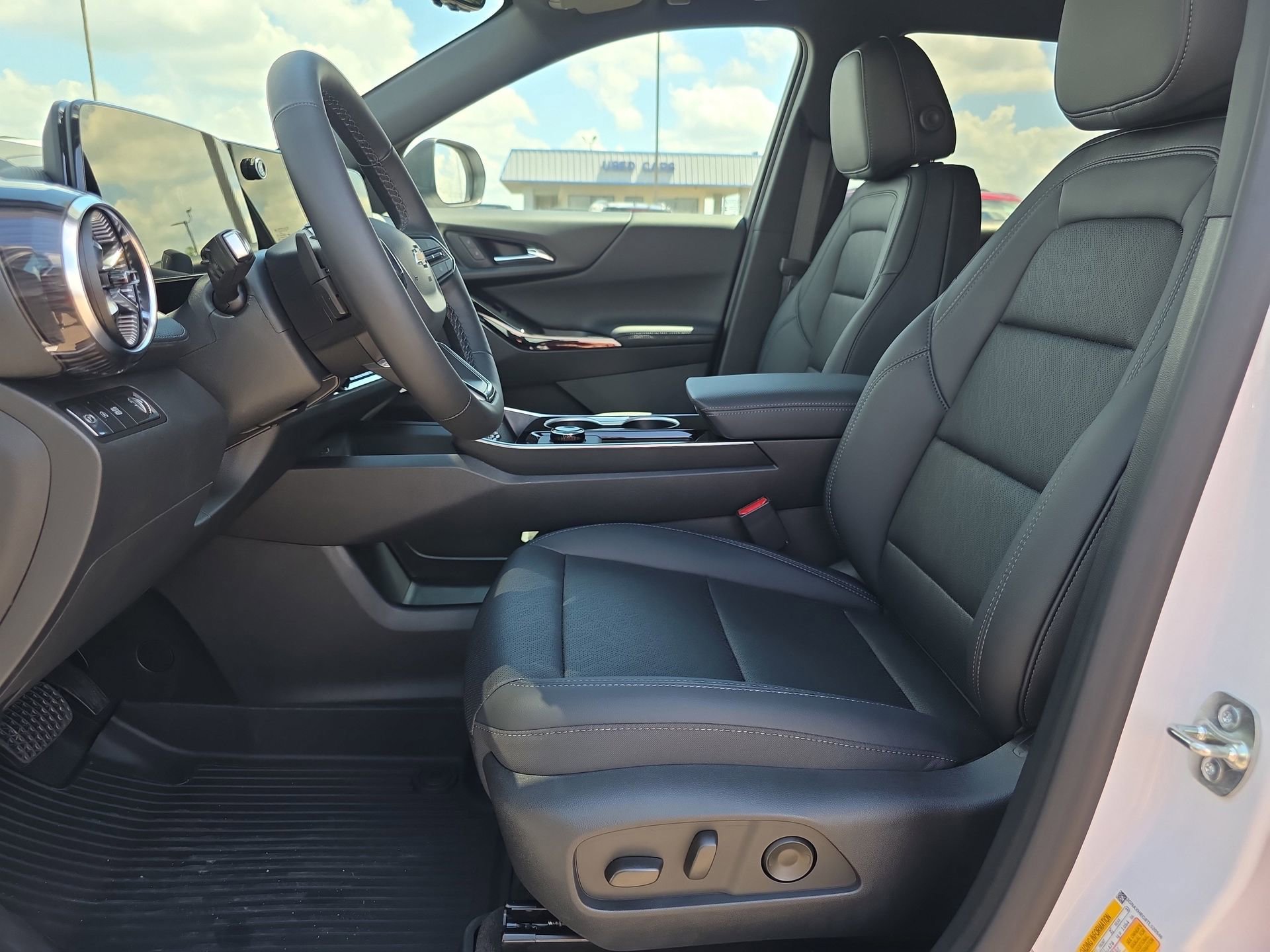 New 2026 Chevrolet Equinox LT w/ Convenience Package II FWD image 10