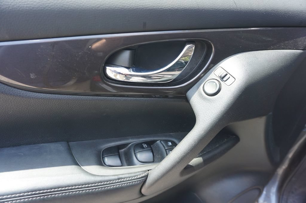 Used 2019 Nissan Rogue S w/ Special Edition Package FWD image 3