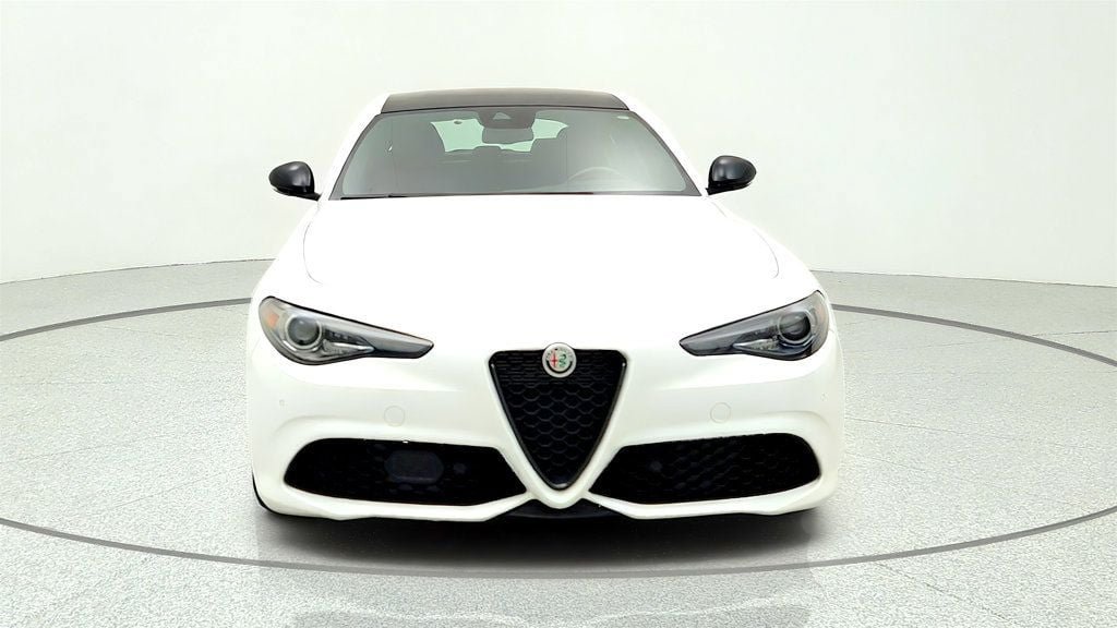 Used 2023 Alfa Romeo Giulia Veloce AWD/4WD image 2