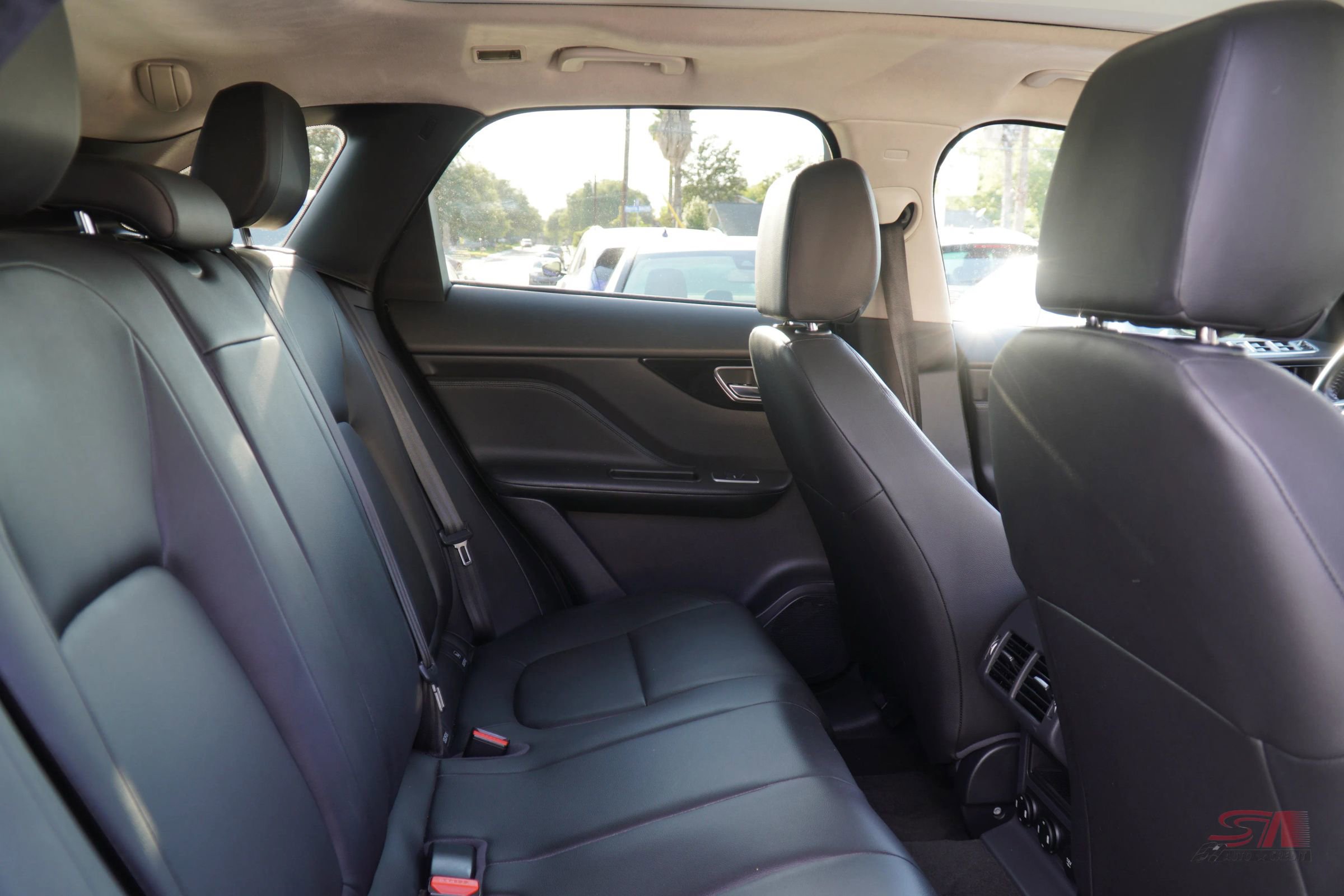 Used 2019 Jaguar F-PACE Premium image 24