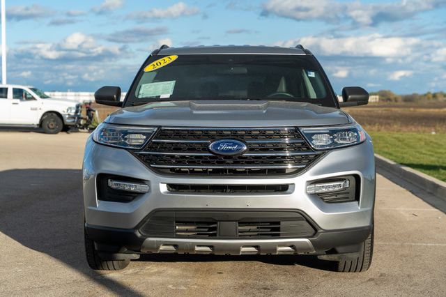 Used 2023 Ford Explorer XLT w/ Equipment Group 202A RWD image 2