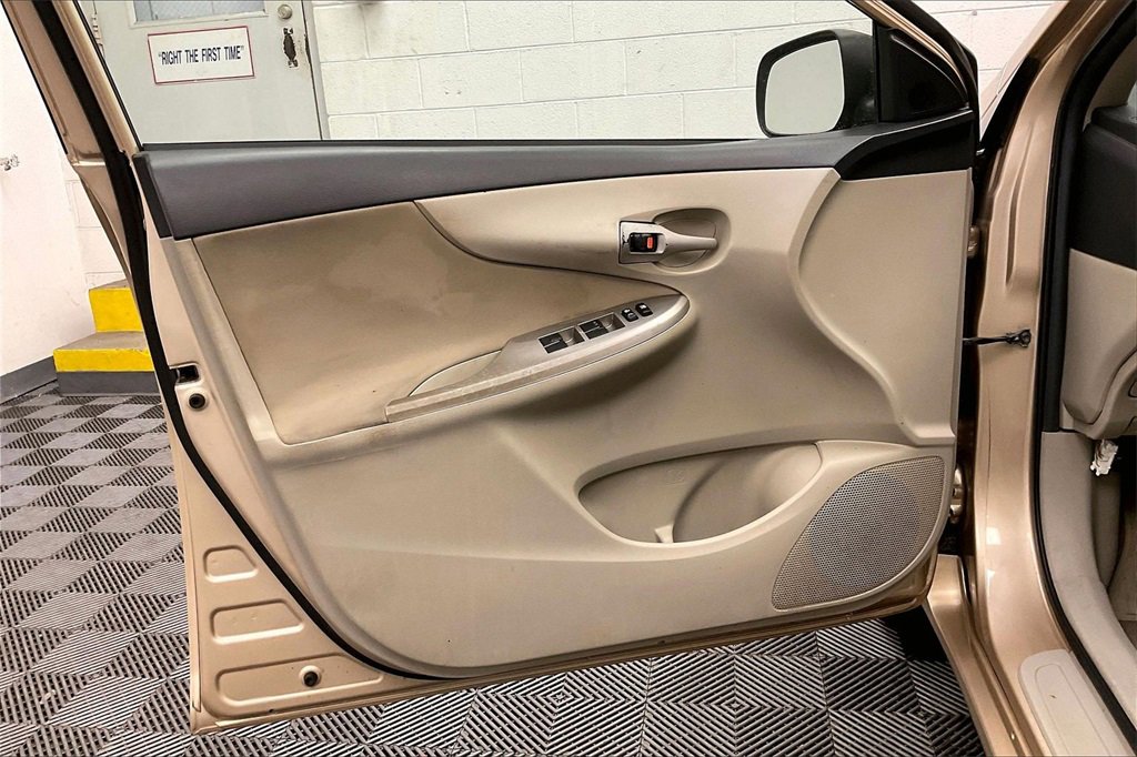 Used 2013 Toyota Corolla LE image 20