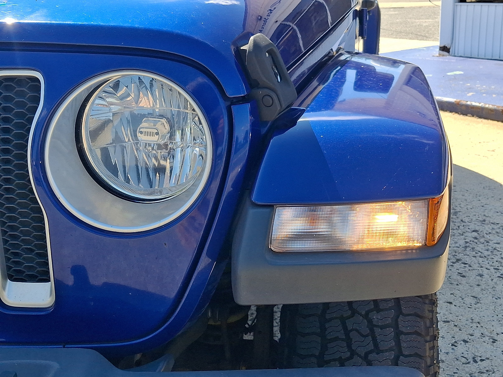 Used 2018 Jeep Wrangler Unlimited Sahara AWD/4WD image 9