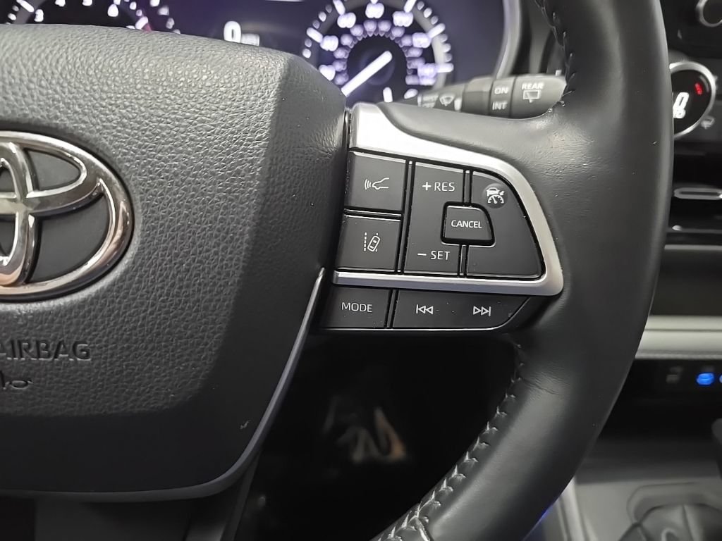 Used 2022 Toyota Highlander XLE AWD/4WD image 21