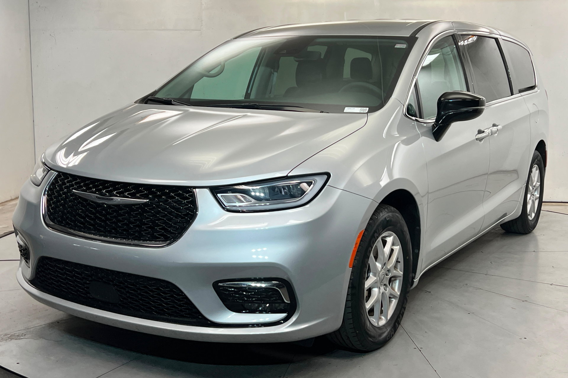 Used 2024 Chrysler Pacifica Touring-L FWD image 1