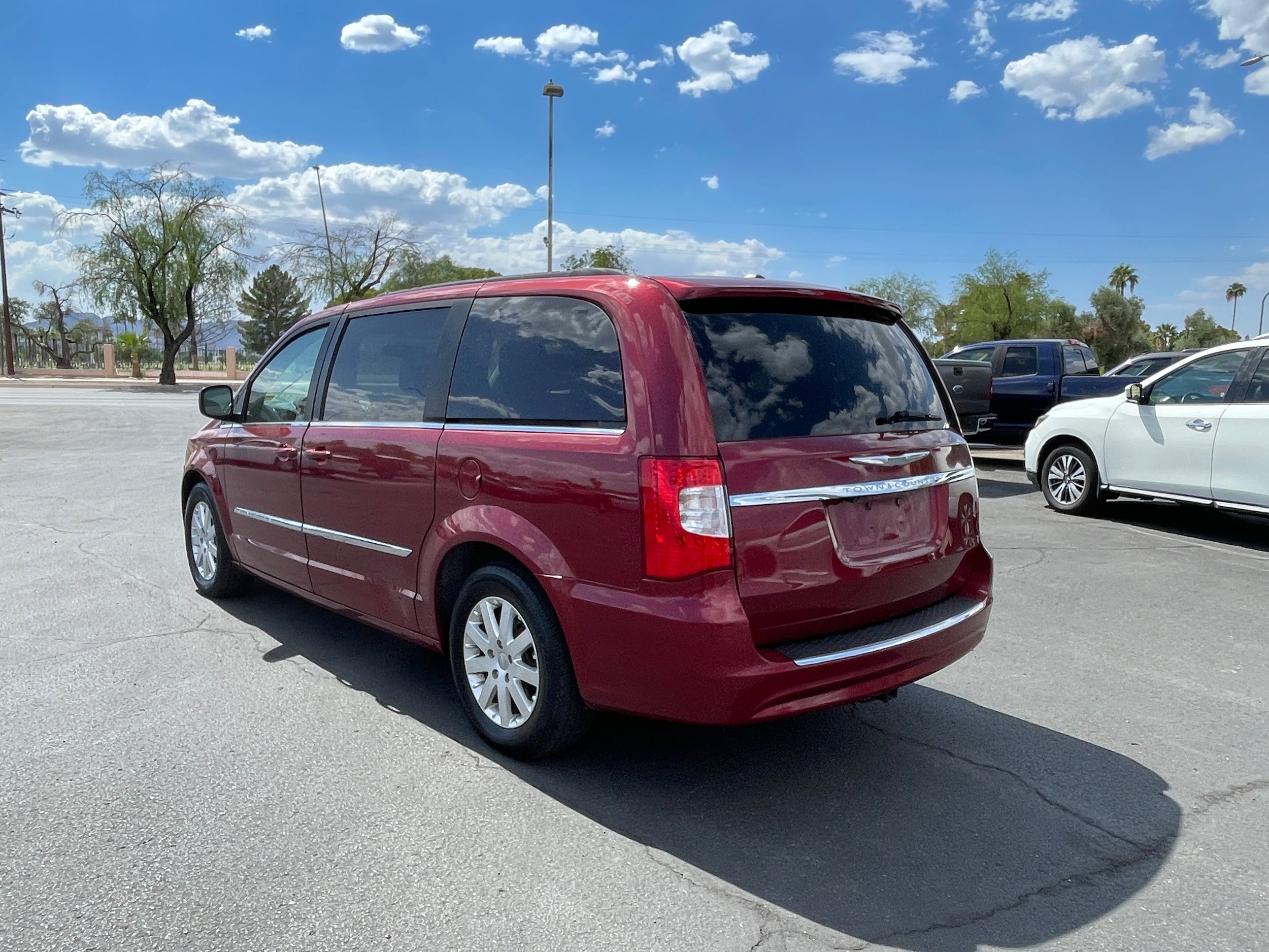 Used 2012 Chrysler Town & Country Touring w/ Entertainment Group #1 FWD image 3