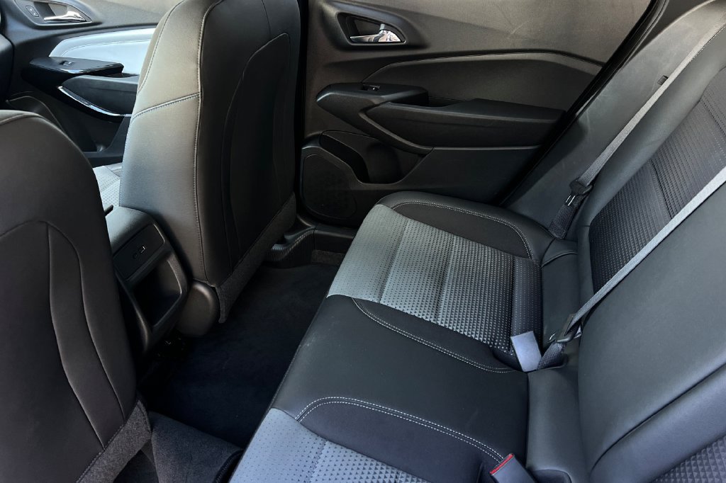 Used 2025 Chevrolet Trax LT w/ LT Convenience Package FWD image 12