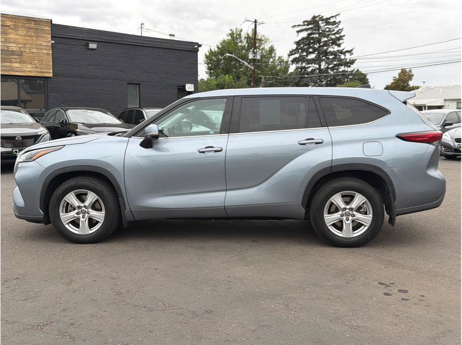 Used 2023 Toyota Highlander LE AWD/4WD image 2