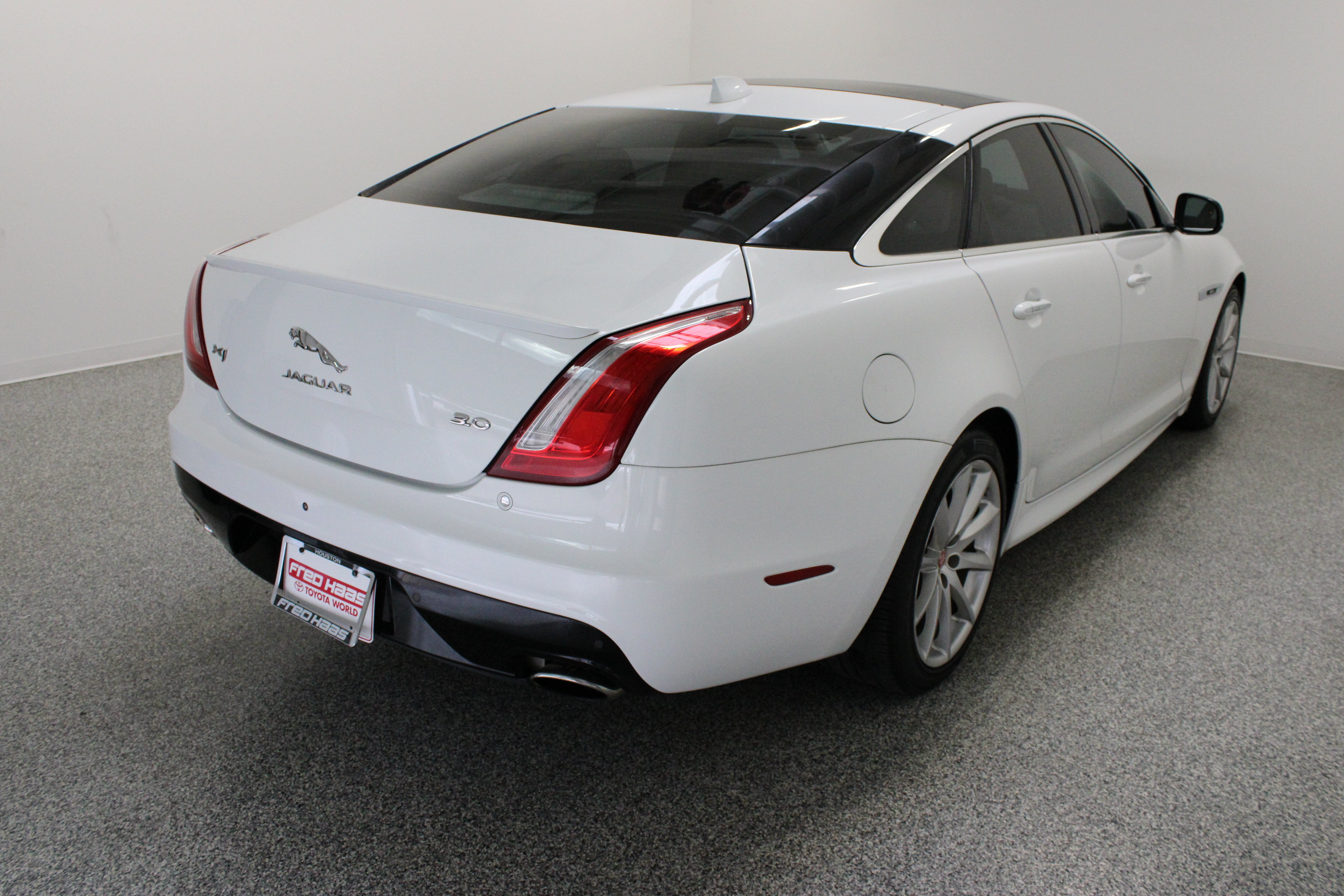 Used 2016 Jaguar XJ R-Sport RWD image 7