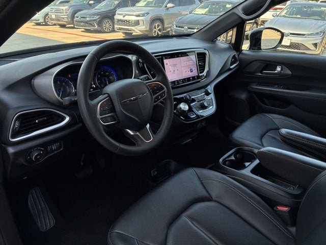 Used 2025 Chrysler Pacifica Select FWD image 10